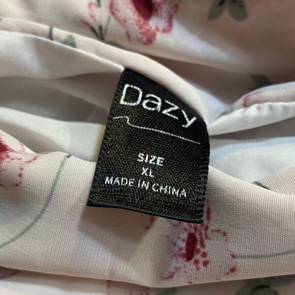 Dazy Size xl by tag but 30 inch waist. Fits a medium. Lined - Picture 6 of 7